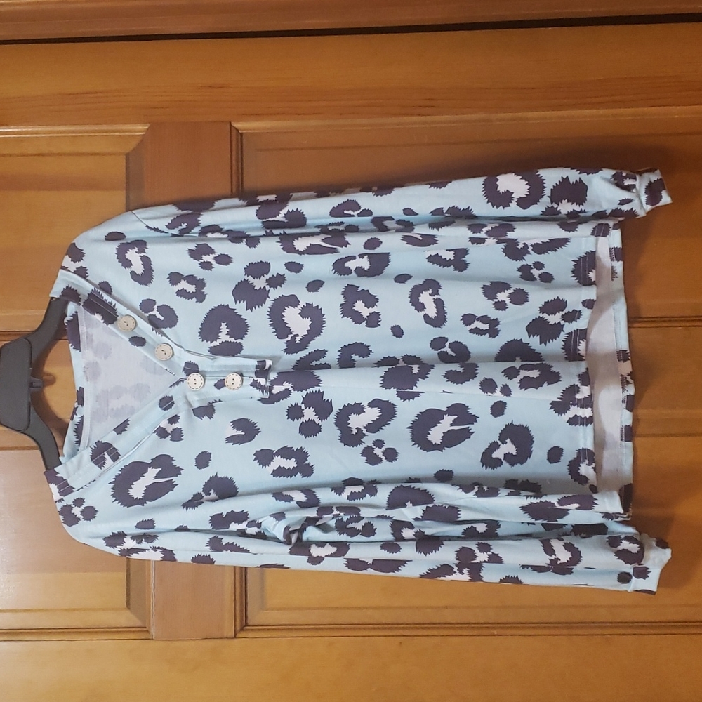 Camisa Women's Long Sleeved V-Neck Blue/Black Animal Print Top Size Medium, EUC